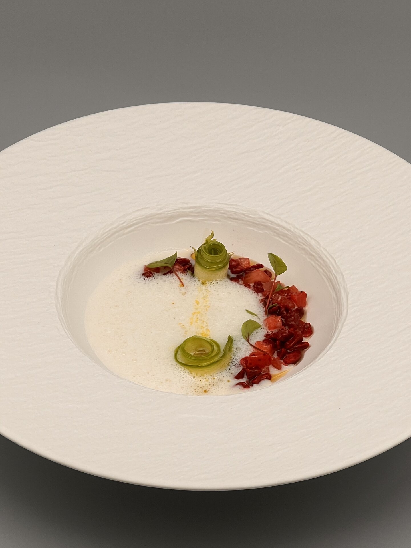 Spargel-Fenchel-Suppe mit Erdbeeren und grünem Pfeffer