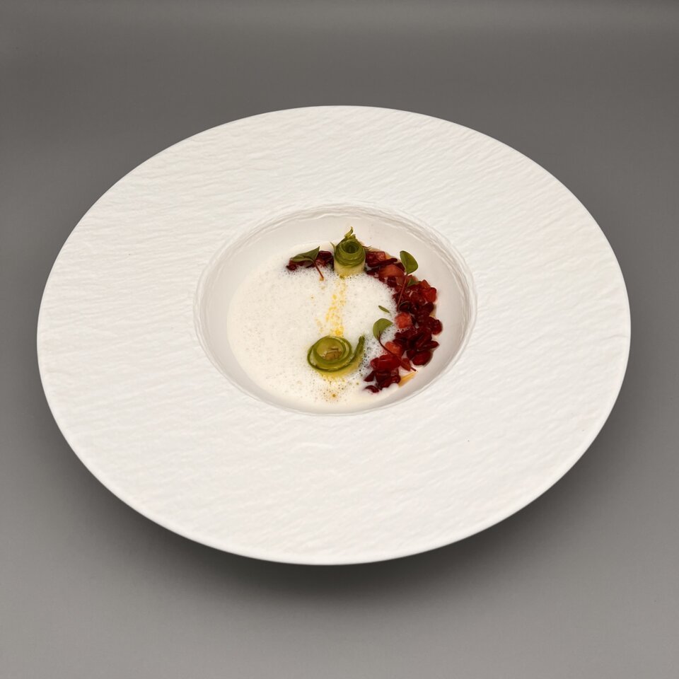 Spargel-Fenchel-Suppe mit Erdbeeren und grünem Pfeffer