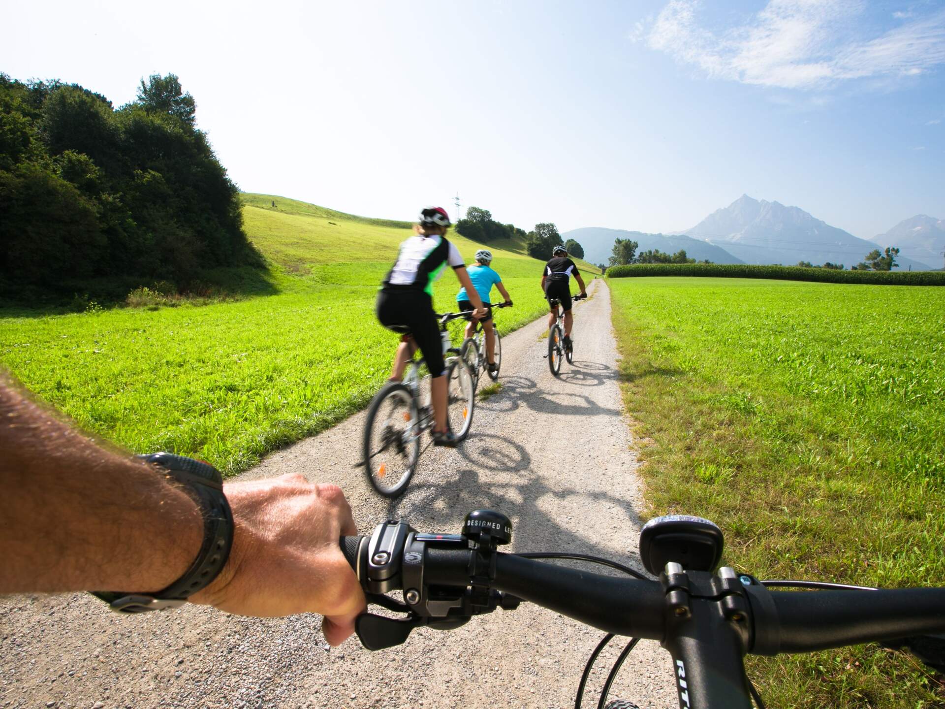 Radfahrer mit Blick auf die Berge 