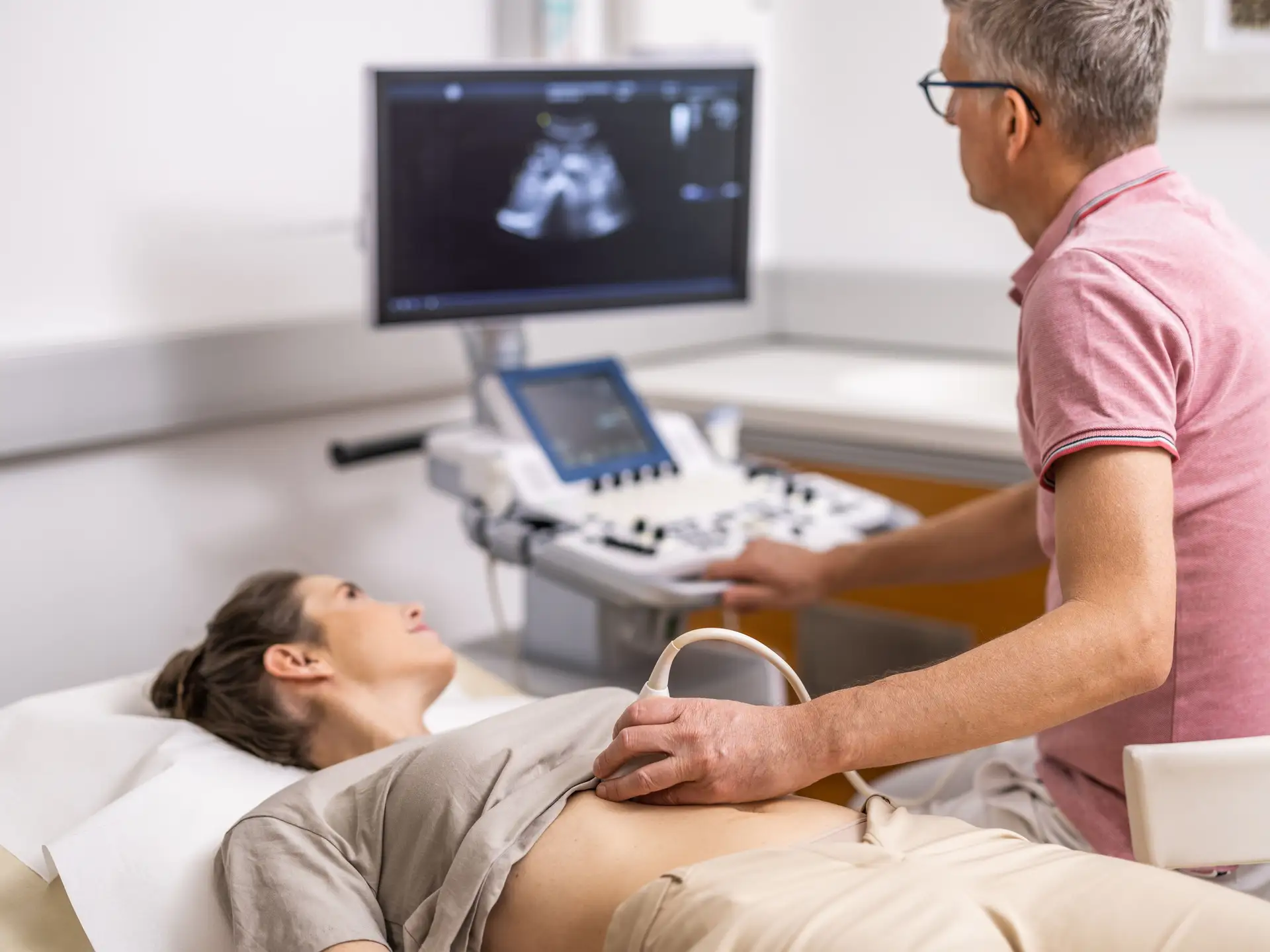 Dame bei Ultraschall Behandlung