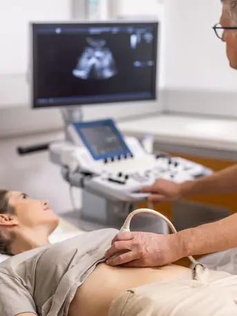 Dame bei Ultraschall Behandlung