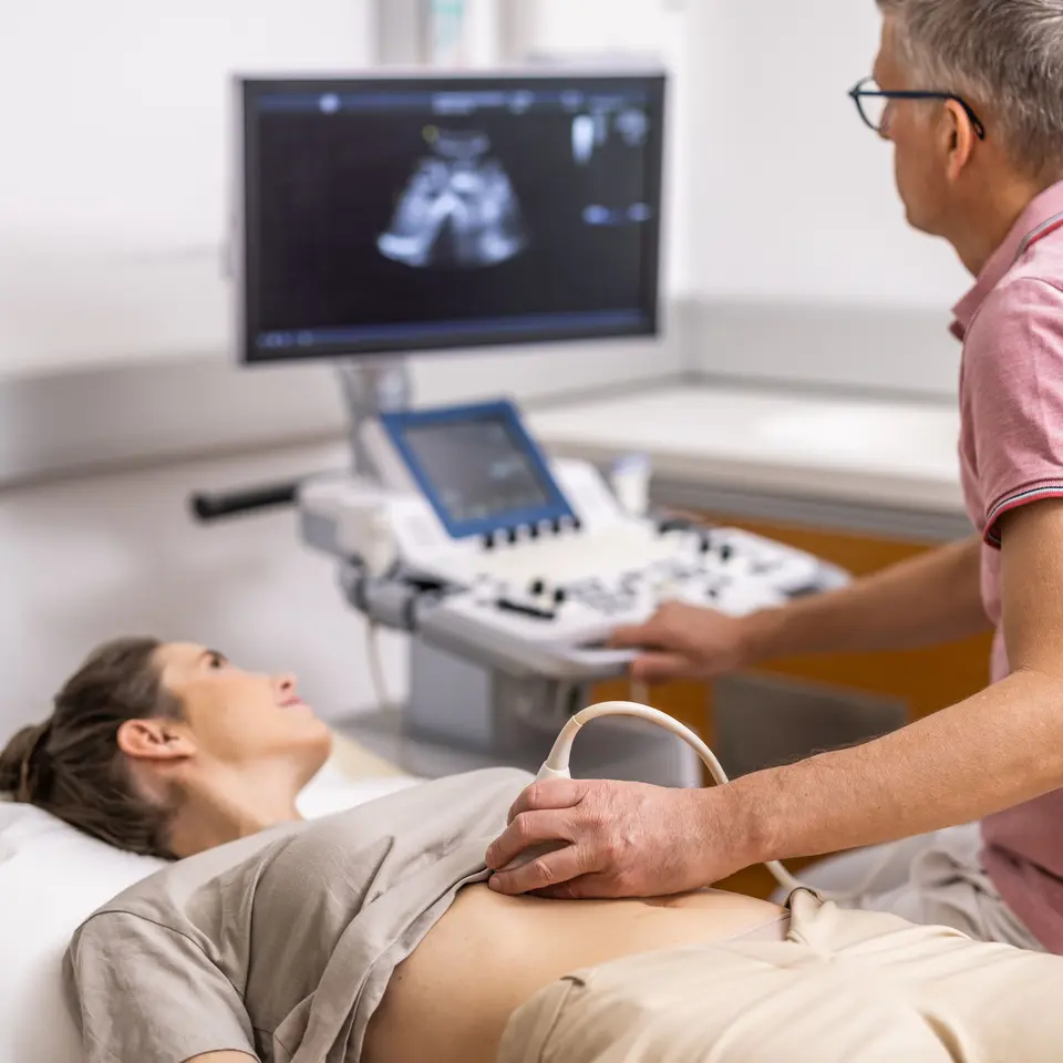 Dame bei Ultraschall Behandlung