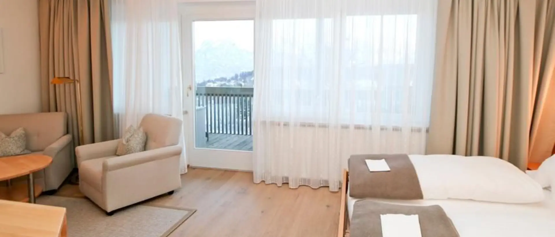 Hell eingerichtetes Zimmer