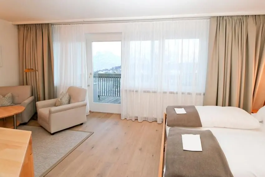 Hell eingerichtetes Zimmer