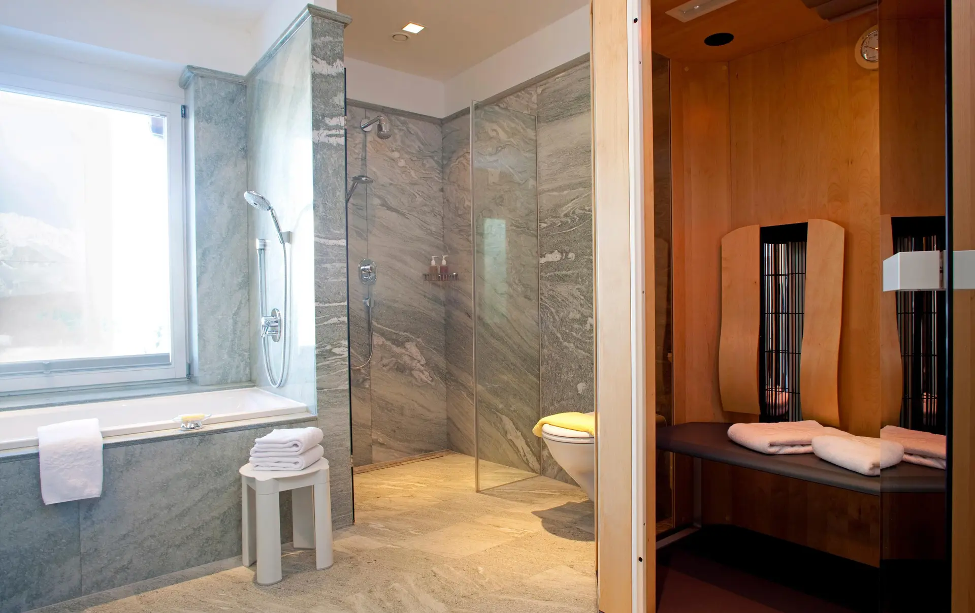 Geräumiges Badezimmer 